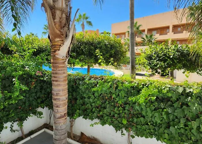 ¡Bajo Extraordinario Con Vistas A La Piscina Y Terraza!