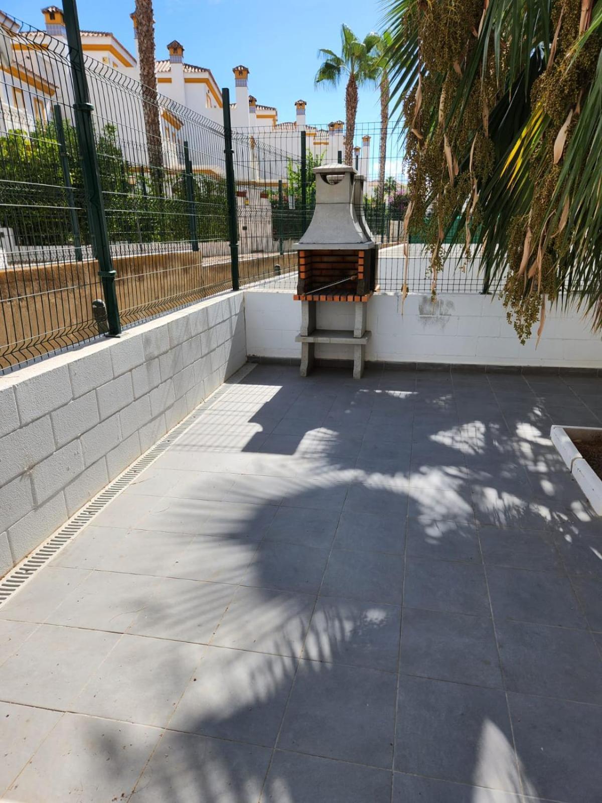 ¡bajo Extraordinario Con Vistas A La Piscina Y Terraza!